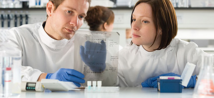 Photo de deux techniciens travaillant dans un laboratoire