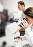 Photo de deux biochimistes dans un laboratoire