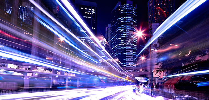 Photo de lumières floues dans une ville la nuit